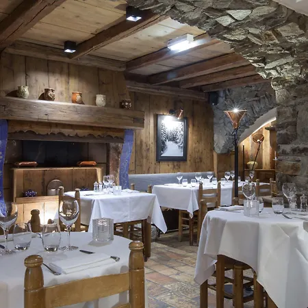 Au Coin Du Feu Hotel 4*